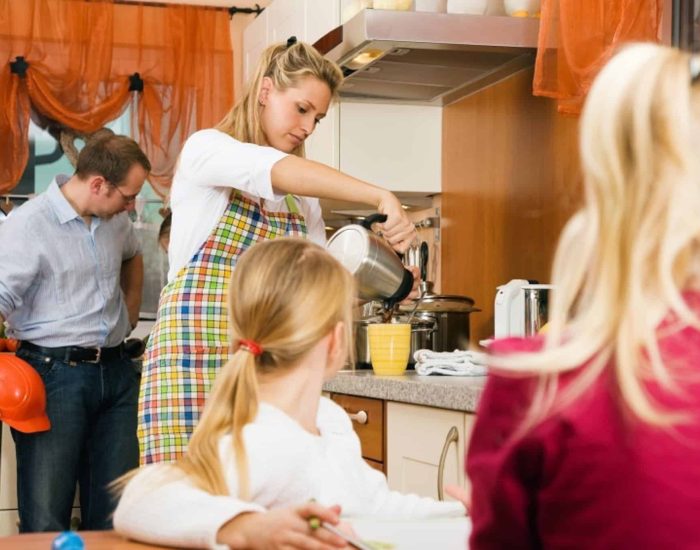 18/05/2016 Cómo afecta nuestro estrés a nuestros hijos.

horas de trabajo, múltiples obligaciones, compromisos y quehaceres diarios, pueden provocar estrés, nervios, tensión e incluso ansiedad. Cada día son más las personas que están atrapadas en este elevado ritmo diario y que padecen estrés. El estrés además de ser fuente de malestar, puede afectar a nuestras relaciones familiares y a nuestros hijos. Los niños quedan expuestos a nuestro estrés y pueden afectados por el mismo. Es muy importante prestar atención a nuestros niveles de estrés y nuestras reacciones por nuestro bienestar y por el de nuestros pequeños.

SOCIEDAD
ISTOCK