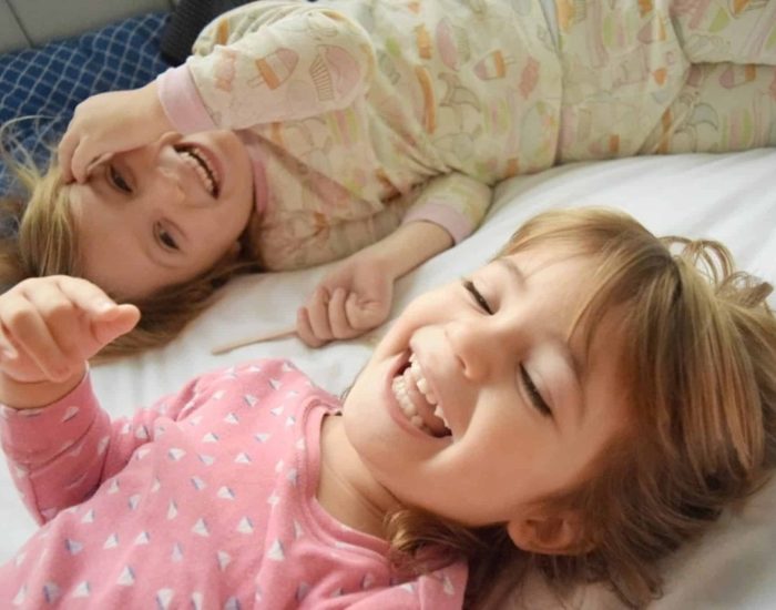 02/06/2016 Cómo ayudar a los niños a conciliar el sueño.

las 9 de la noche y metes a tu pequeño en la cama, le das un beso, un abrazo y le deseas buenas noches, en este momento crees que el largo día a terminado, que por fin vas a poder descansar un rato, desconectar, ver la tv, leer un libro o charrar con tu pareja, sin embargo*nada más lejos de la realidad. Al poco rato de haber acostado a tu hijo ves como se levanta porque tiene sed, o quizás sea pipí, lo mandas a la cama de nuevo y ves como a los diez minutos vuelve a salir porque no puede dormirse, tiene calor, etc. Tal vez seamos nosotros mismos quienes constantemente estemos haciendo viajes a la habitación del pequeño para comprobar que está durmiendo.

SOCIEDAD
ISTOCK