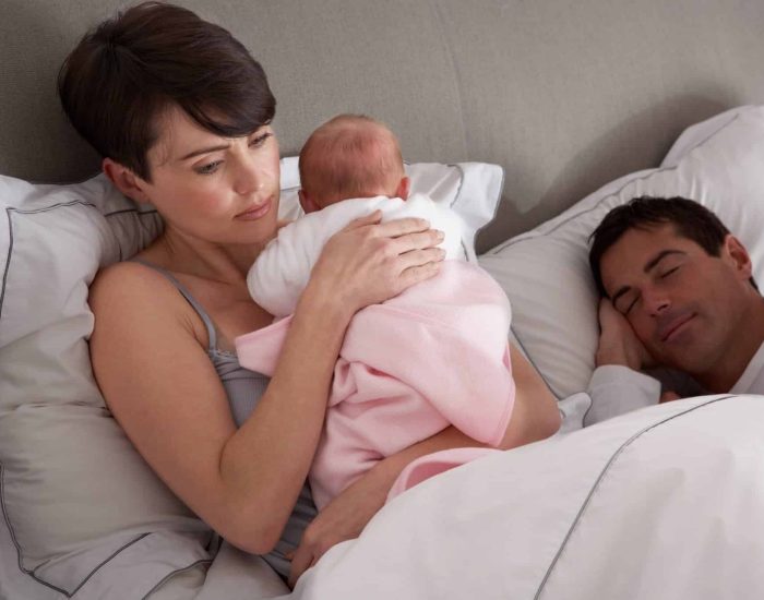 15/03/2017 Las madres son las que más se privan del sueño con la llegada de un niño.

llegada de un niño supone hacer muchos sacrificios. No solo a nivel económico con todos los gastos que hay que asumir, también hay que invertir mucho tiempo en el cuidado y en ocasiones estas horas son las que antes se destinaban a dormir. Pero, ¿quién sacrifica más descanso y lo destina a atender al bebé? Un estudio reciente señala que es la madre quien más se priva del sueño.

SOCIEDAD
ISTOCK