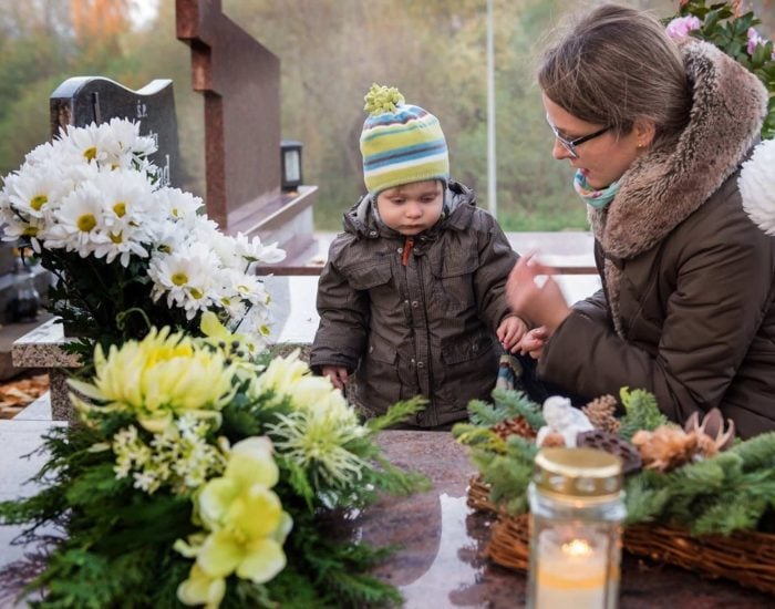 Esconder el dolor y la muerte no los elimina.
No podemos ocultar que la vida está llena de alegrías y de tristezas. Y en la familia tenemos las herramientas para explicárselo de modo adecuado para su edad.


POLITICA SOCIEDAD
ISTOCK