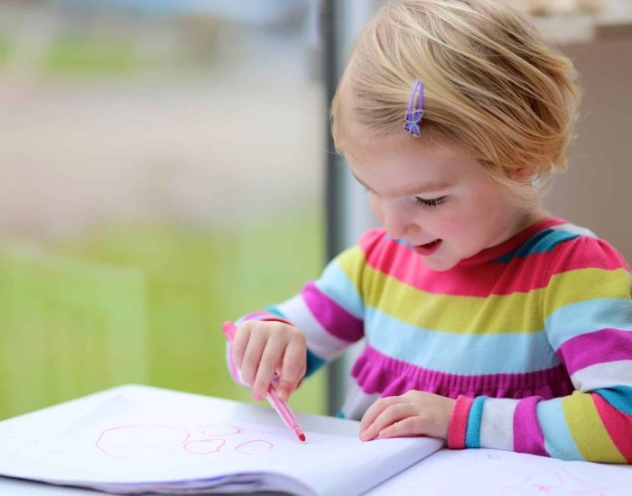 18/01/2015 Hábitos que favorecen la escritura.

buenos hábitos en la escritura influyen, definitivamente, en la calidad de la misma. Es un trabajo repetitivo, continuo e individualizado, por lo que es más eficaz en casa que en el colegio. Debemos enseñar al niño la forma correcta de sentarse, cómo agarrar el lapicero y colocar el papel. Cada vez que se siente a hacer las tareas diarias, debemos supervisar si lo hace de forma correcta y corregirle las veces que sea necesario, hasta que el niño lo interiorice y lo haga de forma mecánica.

SOCIEDAD
ISTOCK