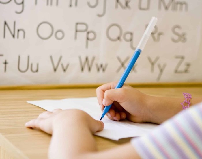 25/04/2017 Ejercicios para aprender a escribir.

implicación de las familias es relevante porque pueden ofrecer los estímulos que favorecen el desarrollo necesario para que los niños afronten el aprendizaje de la escritura de forma efectiva. Conocer los factores que intervienen y los hábitos que la favorecen, nos va a ayudar a conocer los juegos y las actividades de la vida cotidiana que estimulan las destrezas necesarias.

SOCIEDAD
ISTOCK