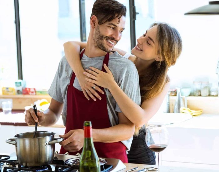 04/05/2017 Somos tan distintos.

sostener que cada matrimonio es singular no necesitaríamos muchos argumentos. Si unimos dos seres irrepetibles, parece lógico que aparezca una pareja que en nada se parece a ninguna otra. Sin entrar en laberintos de la ciencia que nos remonten a los genes, cada uno de los miembros del matrimonio pasó la mayor parte de su vida educándose en un clima diferente. Y dentro de aquel entorno, tomó aquello que más apreciaba su temperamento. Visto de esta forma, lo asombroso es que un día deciden unir sus vidas, de la mañana a la noche, y esperamos un acoplamiento perfecto e inmediato.

POLITICA SOCIEDAD
ISTOCK