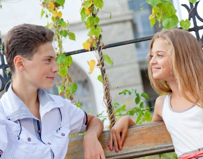 09/05/2017 El primer amor en la adolescencia.

adolescencia, y más tarde, la juventud son las etapas de la vida en las que aparece nuestra capacidad para sentir amor "romántico". Los adolescentes, o al menos la inmensa mayoría de ellos, comienzan a experimentar este sentimiento cuando llegan a esa edad.

SOCIEDAD
ISTOCK