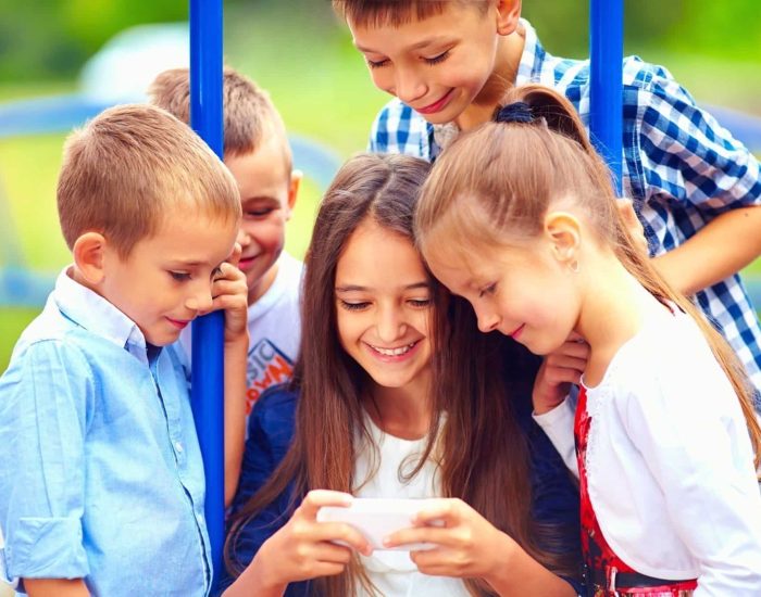 22/05/2017 Ideas para conectar con tus hijos.

vínculo afectivo entre personas se basa en una conexión emocional entre esas dos personas. La conexión entre los progenitores con sus hijos es muy fuerte en los primeros meses y años de vida, pero a medida que el niño crece y gana autonomía, puede perderse parte de esa conexión. Conectar con los hijos es esencial para el clima y relaciones familiares y constituye una base para el desarrollo sano de éstos. Aunque a veces puede parecer complicado y llega a  convertirse en un auténtico reto, existen algunas claves para conectar con los hijos.

SOCIEDAD
ISTOCK