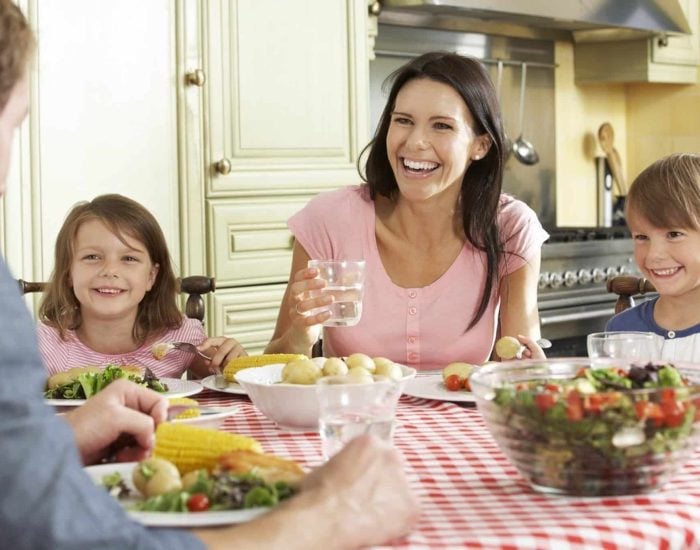 06/06/2017 Dieta sana en una familia actual.

profesor Pedro Toranzos, director de la Clínica Prodieta, farmacéutico por la Universidad de Navarra, diplomado en Dietética y Máster en Nutrición, inicia en este número una sección en la que nos ofrecerá una dieta adecuada para cada comida y cena del mes, y nos ahorra tener que pensar en menús equilibrados y variados. Le hemos pedido que tenga en cuenta las necesidades de los padres de hoy: hace falta que todo se pueda cocinar días antes, que sea nutritivo pero no demasiado sofisticado para el día a día y que se pueda llevar en un tupper.

SOCIEDAD
ISTOCK