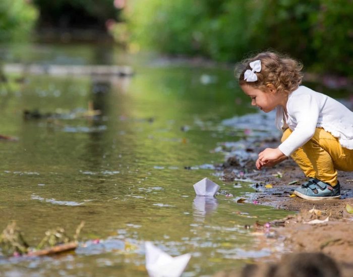 17/07/2017 Juego libre: beneficios para los niños.

le tenemos miedo al tiempo libre. Se parece mucho al horror vacui en el arte. Nos da la impresión de que si durante un rato no tenemos nada que hacer, no estamos siendo productivos y la improductividad nos parece el peor de los caminos. Pero en muchas ocasiones ese no tener nada que hacer es el mejor camino para tomar impulso y llegar más lejos porque el aburrimiento fomenta el pensamiento y el pensamiento, las grandes ideas.

POLITICA SOCIEDAD
ISTOCK