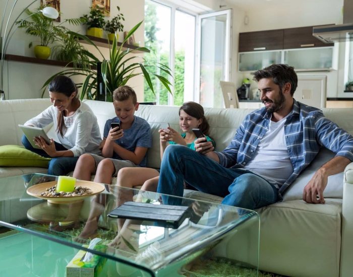 08/07/2016 Guía práctica de redes sociales para padres.

a las redes sociales, muchos adolescentes y jóvenes reconocen que saben mucho más ellos que sus padres. Y aquí radica el riesgo en uso de las mismas. Los padres debemos ponernos al día para inculcarles un buen uso y enseñarles los valores tradicionales a través de las mismas adaptando un mensaje educativo.

SOCIEDAD
ISTOCK