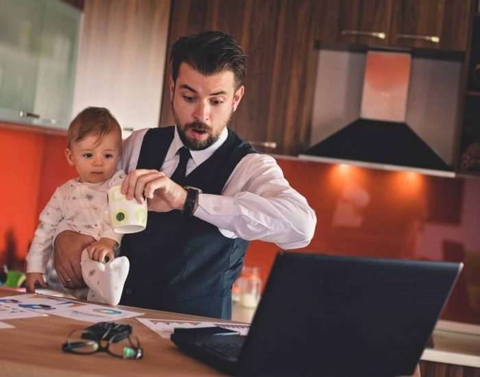 14/11/2017 La puntualidad y las prisas en la familia.

hijos son el espejo en el que los padres nos vemos reflejados: en lo bueno y en lo malo. Eso es lo que me pasó cuando, hace un tiempo, mis hijas jugaban a las muñecas y ejercían de mamás imaginarias. Las estaba escuchando desde la distancia y no hacían más que repetir: "¡¡¡¡Venga, vamos, vamos, venga, que llegamos tarde!!!!" Pido disculpas por la reiteración de signos de exclamación pero quiero hacer hincapié en el tono histérico, casi chillido, con el que mis hijas espetaban a sus muñecas que llegaban tarde al imaginario colegio.

POLITICA SOCIEDAD
ISTOCK