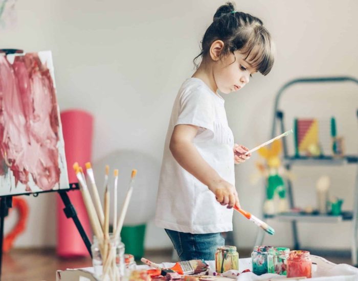14/11/2017 Fomentar la creatividad en la infancia.

creatividad es definida por diferentes autores a lo largo de varios años. En líneas generales, la creatividad puede definirse como la capacidad de desarrollar y expresar el potencial humano desde diferentes áreas integrativas del ser humano: cognoscitiva e intelectual (del conocimiento y el pensamiento), volitiva y conductual, y afectiva. Esto se resuelve dentro de un ambiente favorecedor del pensamiento libre, sin juicios ni condicionamientos de las características anteriores.

SOCIEDAD
ISTOCK