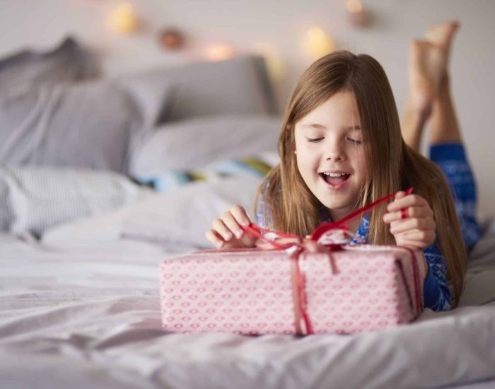 05/12/2017 Consentir demasiado a los hijos, ¿es malo?.

caprichos y el consentimiento excesivos, cuando son demasiado frecuentes y sin marcar límites, arrebatan a los niños la sensación de placer,  pues no se les da la oportunidad de disfrutar de momentos únicos y extraordinarios.  Los niños a los que se les consiente en exceso nunca tienen la sensación de que algo es excepcional, puesto que todo lo dan por sentado.   Lo único en lo que un niño consentido se puede centrar es en cómo puede conseguir más.

SOCIEDAD
ISTOCK