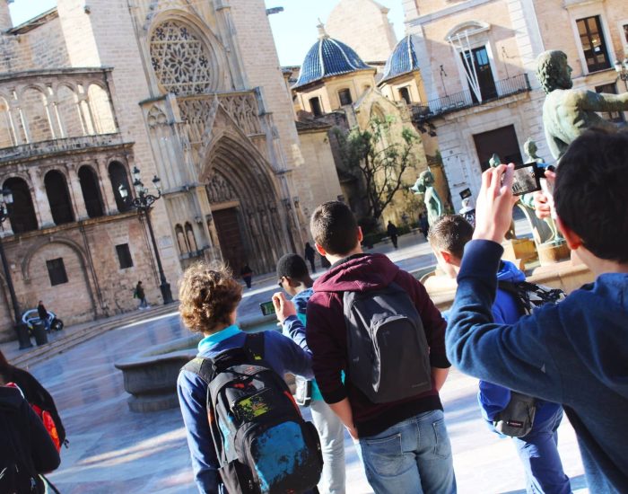 21/12/2017 Turiart, rutas de arte religioso en Valencia.

pasado año Valencia gozó de un Año Santo Jubilar extraordinario del Santo Cáliz gracias al Papa Francisco, reliquia que se venera en la Catedral de Valencia. Desde entonces TURIART, empresa especializada en Turismo Cultural, ha apostado por ampliar su oferta hacia el turismo cultural religioso en la ciudad de Valencia, realizando rutas por el centro histórico en los lugares más emblemáticos como la capilla del Santo Grial de la Catedral, la Iglesia gótica de San Juan del Hospital o la Parroquia de San Nicolás, la llamada "Capilla Sixtina Valenciana". A parte de estas rutas de turismo religioso realizamos las siguientes: los Santos Vicentinos valencianos y una ruta por la Valencia que conoció San JoséMaría Escrivá.

SOCIEDAD
ISTOCK