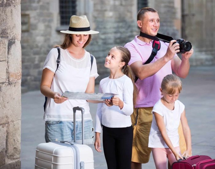 14/01/2018 El turismo de sol y playa se reduce y el cultural crece entre las familias..

qué familia no le gusta despejarse durante un viaje? Muchos son los destinos a elegir, desde las visitas a la playa en verano, pasando por las excursiones a la nieve en invierno y las siempre escapadas culturales para visitar museos, teatros y otros lugares de similar interés. De hecho este tipo de turismo está en auge y cada vez es una opción más elegida por los hogares.

SOCIEDAD
ISTOCK