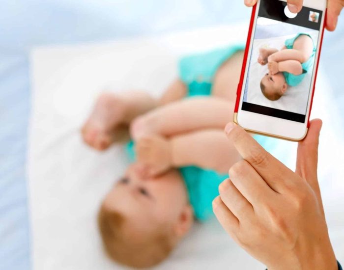 26/01/2018 Fotos en redes sociales, cómo eliminar el pasado.

26 de Enero de 2018.- Según datos de Coaching Club, cada vez hay más solicitudes de jóvenes que piden a sus padres que eliminen sus fotos de las redes sociales. El fenómeno del oversharing afecta a 4 de cada 5 niños y cada vez va a más. De hecho, entre los temas más recurrentes en terapia de familia destacan los reproches por la sobre exposición en redes sociales de imágenes que los jóvenes entienden como abuso de su intimidad.

SOCIEDAD
ISTOCK