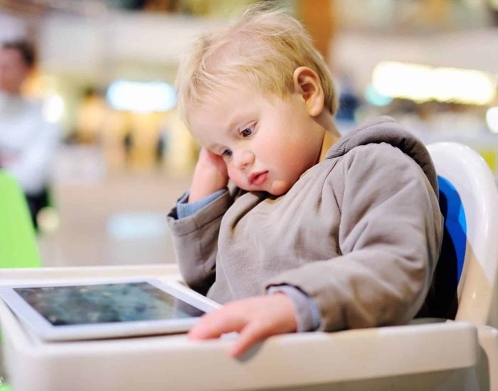 27/02/2018 Frenos a la psicomotricidad infantil                 .

tener a los niños controlados, los padres nos ayudamos de numerosos accesorios de bebé que nos permiten estar tranquilos cuando queremos hacer algo que no podemos hacer con nuestro bebé. Los más recurrentes son la trona, la silla de paseo, el parque infantil y como no los dispositivos electrónicos.

SOCIEDAD
ISTOCK