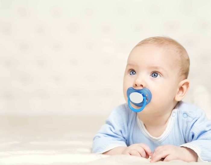 11/03/2018 El chupete puede ser una causa de un mal desarrollo en la dentición..

chupete es uno de los complementos que acompañan a los hijos durante sus primeros años de vida. Entre los usos de este producto hay que destacar su ayuda en la prevención de la muerte súbita y su efectividad a la hora de calmar el dolor y la ansiedad en los bebés. Sin embargo, con el paso de los años este artículo puede dejar de ser beneficioso para ser perjudicial.

SOCIEDAD
ISTOCK