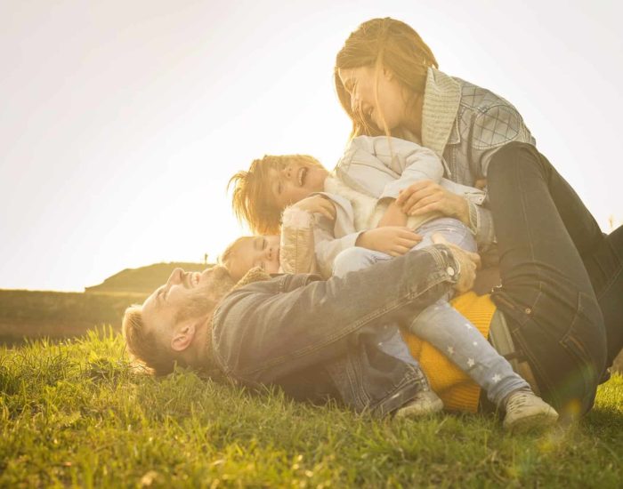 21/03/2018 ¡Ya Ha Llegado La Primavera, A Disfrutarla En Familia!.

llegó la primavera, una nueva estación con la que comienza el buen tiempo y caracterizada por la vuelta del colorido manto floral. Si bien, el refrán nos recuerda que "en abril, aguas mil", no se puede negar que los días más largos y el aumento de horas de luz, junto con una mayor presencia del sol en el día a día, invitan a no quedarse en casa y a hacer multitud de actividades.

SOCIEDAD
ISTOCK