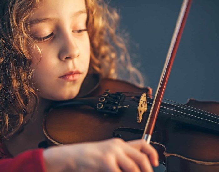 24/03/2018 ¿Cómo Elegir El Instrumento Para Los Hijos?.

son las extraescolares que puede realizar un niño. Desde las deportivas para ponerse en forma, hasta otras para ampliar su currículum académico como por ejemplo las clases de inglés. También existe un catálogo que potencian distintas habilidades en los más pequeños, es el caso de las clases musicales.

SOCIEDAD
ISTOCK