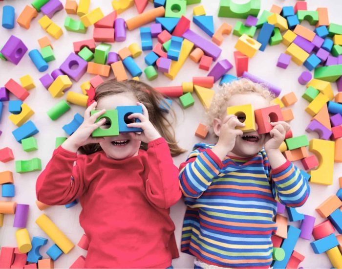 26/05/2018 Los juguetes tienen un gran influencia en el desarrollo de los niños..

es una de las actividades más importantes en el desarrollo del niño ya que influye directamente este proceso. Los juguetes entran en escena para acompañar, ser tocados y mirados, para descubrir un mundo a los más pequeños a través de sus sentidos. A medida que los menores crecen e interactúa con ellos pasan a ser herramientas de aprendizaje.

MADRID SOCIEDAD
ISTOCK