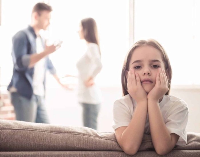 03/07/2018 El trauma infantil y la separación de los padres.

Un divorcio supone una herida emocional que puede llevar años de superación para la pareja que se rompe. Cuando hay hijos en común, surgen muchas dudas de cómo afrontar este momento con ellos para que sufran lo menos posible. Para ello, es esencial transmitirles un mensaje de amor incondicional, ya que su mundo, antes seguro, ahora se tambalea. Por ello es importante proporcionarles una explicación clara y sencilla atendiendo a su etapa evolutiva, teniendo siempre presente que, aunque el compromiso de pareja se ha roto, el de padres permanece toda la vida.

SOCIEDAD
ISTOCK