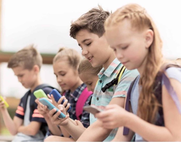 04/07/2018 Francia prohibe el móvil en clase.

partir de septiembre de este año 2018, la ley prohibirá a los estudiantes franceses usar los teléfonos en el colegio. El presidente francés, Emmanuel Macron, busca con esta nueva ley de 'desintoxicación' de los jóvenes e impulsar una generación sin adicción a las pantallas. Esta noticia ha generado debate y muchas dudas.

SOCIEDAD
ISTOCK
