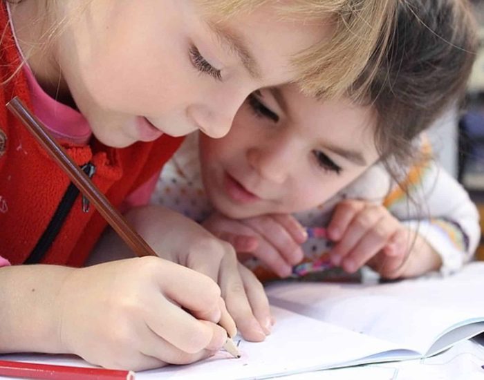 07/09/2016 Niños en la escuela.

educativos hay muchos, desde el más tradicional en donde el profesor explica la teoría en clase y manda una serie de ejercicios para casa, en donde también se afianzan las materias a través del estudio, hasta otros más novedosos como el método del aula invertida en donde se cambian los papeles y que pretende ofrecer atención individualizada a cada alumno.

SOCIEDAD ESPAÑA EUROPA MADRID SALUD
PIXABAY