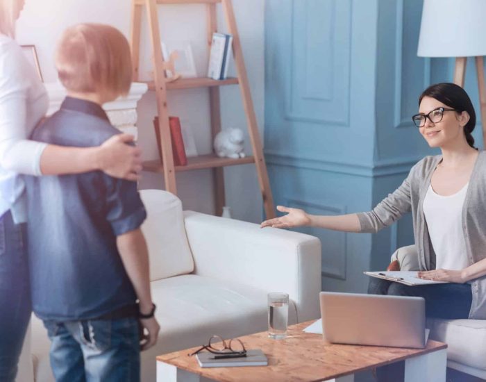03/09/2018 Vias de comunicación entre familias y colegios.

las vacaciones de verano, toca la vuelta al cole, y los colegios retoman la comunicación con los padres de sus alumnos. Hoy en día, con las nuevas tecnologías, existen numerosas vías para conectar a padres, profesorado y estudiantes, pero es necesario aprovechar cada una de ellas al máximo para no generar elementos disruptivos.

SOCIEDAD
GETTY IMAGES/ISTOCKPHOTO / ZINKEVYCH