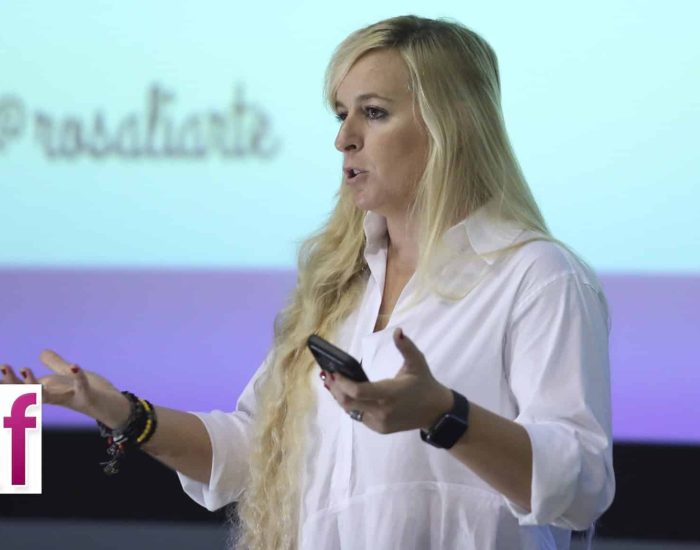 27/09/2018 ¿Qué es una Flipped classroom o clase invertida?.

gustaría resolver tus dudas y hacer los deberes en clase? Esta es solo una de las ventajas de la Flipped classroom o clase invertida, un nuevo método de enseñanza e innovación educativa del que nos habla la experta Rosa Liarte, profesora de Geografía e Historia.

SOCIEDAD
HACER FAMILIA