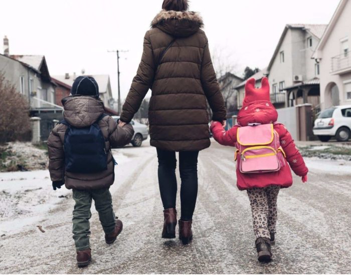 09/01/2019 Vuelta al colegio en invierno..

volver al cole. En esta ocasión se cambia el pupitre por arena, mar o piscinas, sino los regalos, los villancicos y los dulces navideños. En cualquier caso, el resultado es el mismo: tras un periodo de descanso regresan las responsabilidades académicas. Por supuesto, hasta que se produce la total readaptación a esta situación, hay un periodo de adaptación.

SOCIEDAD
ISTOCK
