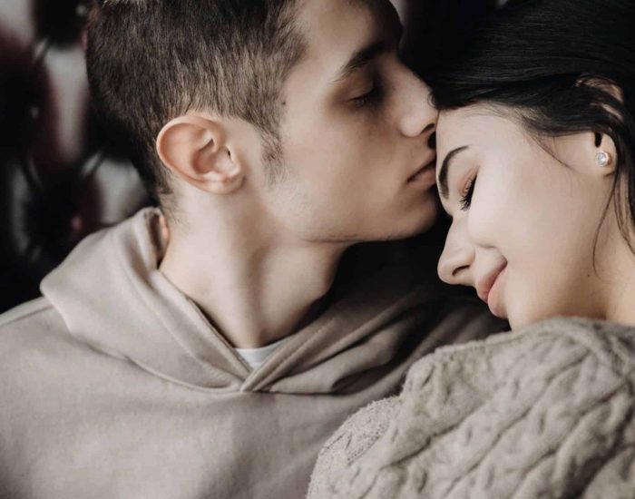 12/03/2019 La psicología detrás del enamoramiento: 'me gustas'.

enamoramiento puede durar entre cinco segundos y dos años. Y es que aunque es muy diferente al amor, no se descarta que el amor se origine de él. El enamoramiento es independiente a la voluntad y se somete a reflejos instintivos del sistema neuroendocrino, específicamente el hipotálamo, basados en raíces biológicas.

SOCIEDAD
ISTOCK