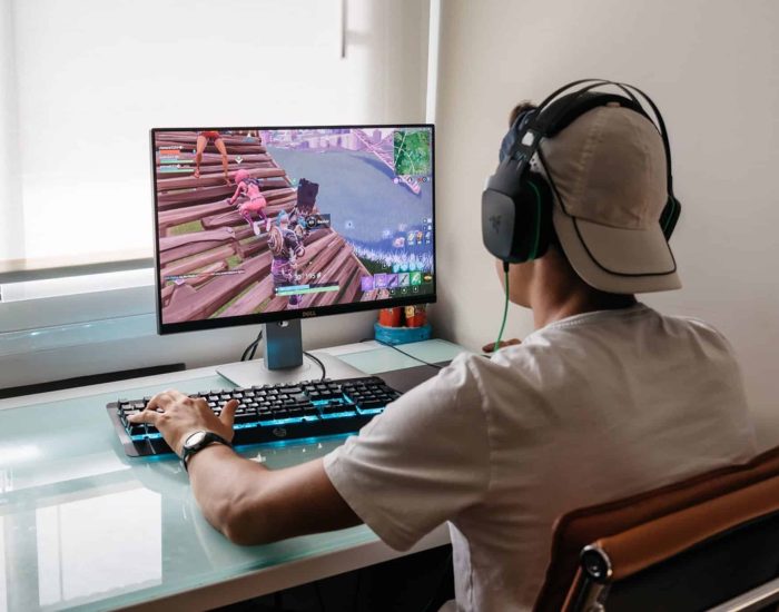 19/03/2019 Los juegos en red: en línea entre realidad y ficción.

menores se han convertido en los moradores de los nuevos 'ciberparques': los juegos online. Juegos que, en muchos casos, les aportan educación y momentos de diversión y distracción, pero en muchos otros se convierten en la puerta abierta al peligro. Analizamos todos los factores a tener en cuenta en esta nueva forma de entretenimiento digital.

SOCIEDAD
ISTOCK