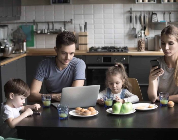 12/04/2019 El semáforo de la adicción digital.

malo de las nuevas tecnologías (que ya tienen poco de nuevas) no es que sean buenas o malas, es que no sabemos qué hacer con ellas. No nos engañemos: ni nosotros, ni nuestros propios hijos, que a veces navegan para acabar naufragando en un marasmo de impulsos digitales que, naturalmente, les atraen infinitamente más que el libro de lengua, por muy tonto, insulso e irrelevante que resulte su contenido.

POLITICA SOCIEDAD
ISTOCK