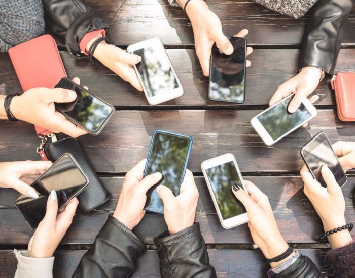 05/05/2019 Consejos para que tus hijos dejen el móvil de lado.

nuevas tecnologías se han convertido en una herramienta que soluciona nuestro día a día de muchas formas. Sin embargo, en ocasiones, se han convertido en unas indeseables compañeras. Un buen ejemplo es esa reunión familiar en la que los más jóvenes prestan más atención a sus teléfonos móviles que a las conversaciones que se lanzan sobre la mesa.

SOCIEDAD
ISTOCK