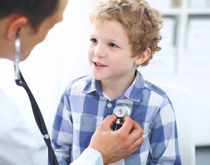 12/04/2016 El 70% de los casos de epilepsia se controla: acude a un neuropediatra.

motivo del Día Nacional de la Epilepsia, una enfermedad neurológica que se produce por la descarga excesiva de las neuronas cerebrales y cuya aparición ocurre antes de los 12 años en uno de cada cuatro casos. Las crisis más conocidas son las que se acompañan de convulsiones, el niño pierde bruscamente el conocimiento y se producen sacudidas en todo el cuerpo, sin embargo, los expertos advierten que existen diversos tipos de epilepsias y de crisis, dependiendo de la zona del cerebro donde se localice la descarga. Según explica el doctor Ignacio Málaga, presidente de la Sociedad Española de Neurología Pediátrica (SENEP), integrada en la Asociación Española de Pediatría (AEP), "los síntomas ante los que debemos alertarnos y acudir al médico son la aparición de movimientos bruscos, repetitivos o poco habituales, así como periodos breves, segundos generalmente, de desconexión en los que el niño no responde a estímulos". Con el fin de ayudar a los padres a saber cómo actuar en el día a día y ofrecer una información tranquilizadora sobre la evolución de la enfermedad, la web EnFamilia de la Asociación Española de Pediatría (AEP) ha elaborado, con la colaboración de la SENEP, una serie de artículos sobre la epilepsia.

SOCIEDAD
ISTOCK