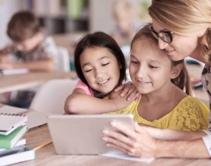 24/05/2019 El entorno digital en el colegio: aprender de otra manera.

estudiantes tienen que aprender a trabajar con los nuevos métodos. El mayor de los retos estriba en que el material que manejan ya no está sistematizado, albergado todo junto en un mismo libro. Tienen que localizarlo de diversas fuentes y ahí radica el reto.

SOCIEDAD
ISTOCK