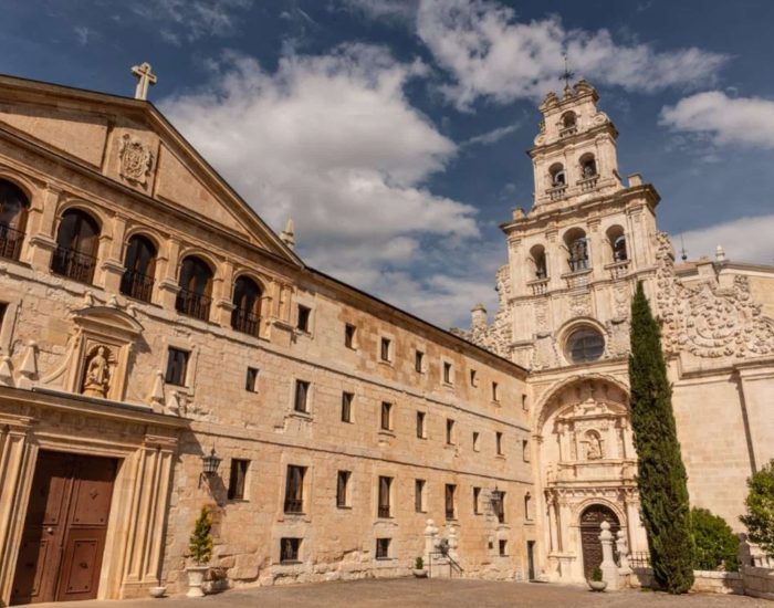 30/05/2019 Visita Burgos, date una vuelta por sus monasterios.

que suenan a melodías contemporáneas, vida 100% monacal o el esplendor de reinos pasados conforman el día a día en los diferentes monasterios que *salpican* la provincia de Burgos.

SOCIEDAD
TURISMO DE BURGOS