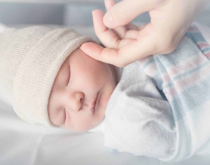 30/05/2019 Así deberían ser las primeras horas de vida de un bebé.

importancia del piel con piel de la diada madre-bebé tras el parto tiene una sólida evidencia científica. Para el reputado doctor sueco Nils Bergman, especialista en neurociencia perinatal y uno de los grandes divulgadores del método canguro y de las bondades del piel con piel, sin embargo, en la actualidad la separación sigue siendo tan normal que no se asume "ningún daño" con ella: "Podemos demostrar que evitar la separación es mejor, pero la sociedad no puede creer que esto signifique que la separación sea perjudicial", afirma.

SOCIEDAD
ISTOCK