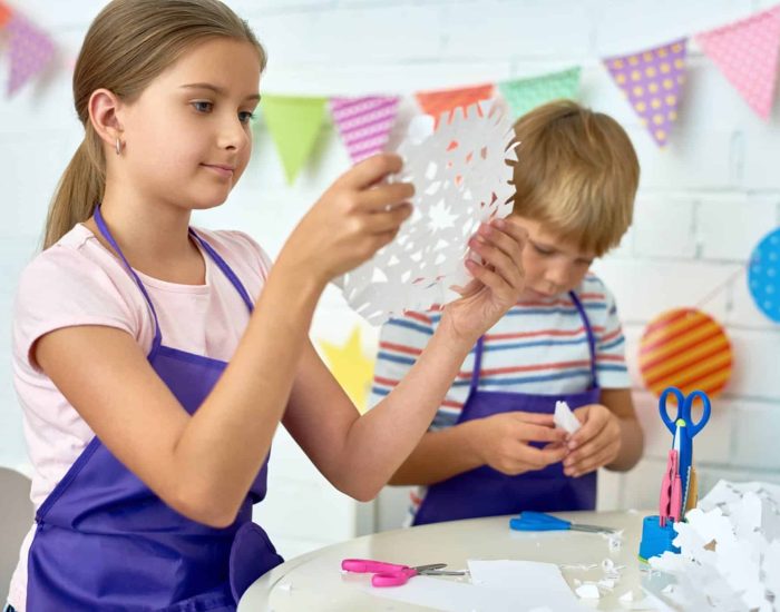 07/09/2017 Goma EVA, el material para manualidades de los niños creativos.

goma EVA es un material flexible que se utiliza para hacer manualidades infantiles porque es muy fácil de manipular y no es tóxico. Se conoce también con el nombre de foami o eva foam y sus siglas se corresponden con su composición ya que está fabricado a base de etileto y acetato de vinilo.

SOCIEDAD
ISTOCK
