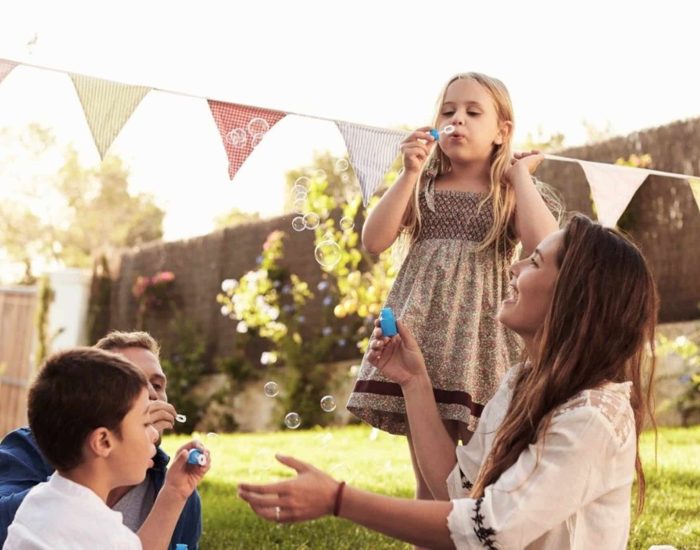 11/06/2019 10 actividades infantiles para divertirse y aprender en verano.

verano está a la vuelta de la esquina y muchos padres nos preguntamos cómo hacer para que nuestros hijos puedan seguir aprendiendo en vacaciones. Después de los meses de colegio, nuestros pequeños tienen la necesidad de disfrutar del tiempo libre con la familia y amigos.

SOCIEDAD
ISTOCK