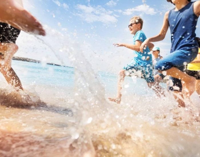 22/06/2019 Por qué el deporte es importante en verano..

vacaciones ya llegaron, ¡tanto tiempo delante esperando a ser ocupado! Muchas son las actividades que pueden llenar los meses de vacaciones en casa. Si bien es cierto que nunca está de más aburrirse un poco para fomentar la imaginación y la creatividad de los pequeños, un poco de organización para que el calendario de los niños no esté vacío.

SOCIEDAD
ISTOCK