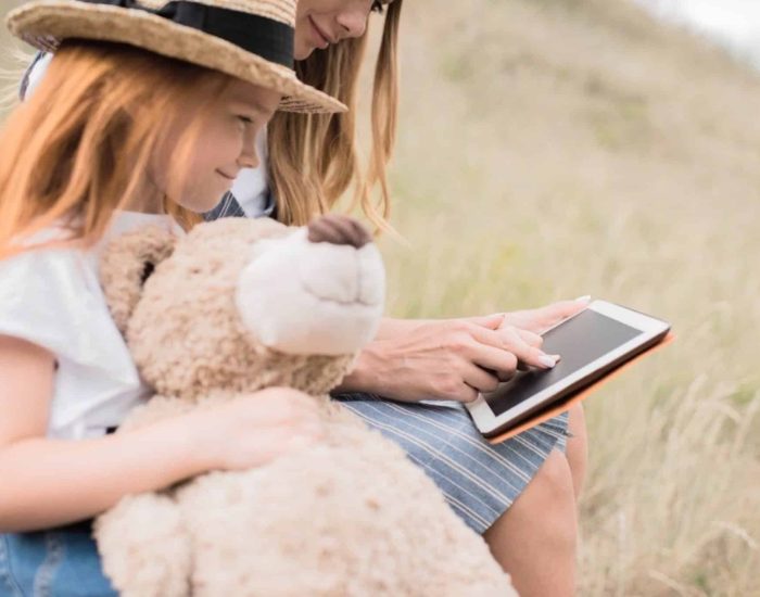 25/06/2019 Ideas para que tus hijos no se sobreexpongan este verano a las pantallas.

vacaciones están aquí. La mayoría de colegios han dado por concluido el año escolar el pasado 21 de junio y, para los padres, comienza la lucha de todos los veranos: cómo evitar que sus hijos se conviertan en esclavos de sus dispositivos. Sin unas reglas claras, los niños jugarán a videojuegos, usarán YouTube, enviarán imágenes y videos, y estarán hasta altas horas de la noche en Instagram. Esta tentación digital, combinada con la falta de rutina durante los meses de verano, significa que los padres que quieran que sus hijos aprovechen las vacaciones deben tomar cartas en el asunto.

SOCIEDAD
ISTOCK