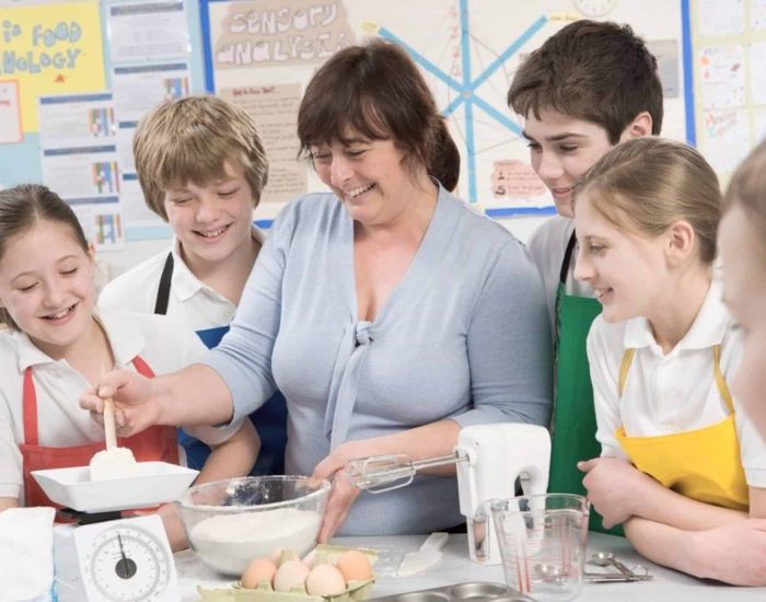 01/07/2019 Escuelas de cocina para niños: enseña educación nutricional a tus hijos en verano.

las esperadas vacaciones de verano y con ellas una fantástica oportunidad para implicar a nuestros hijos en el diseño y realización de los menús familiares.

SOCIEDAD
ISTOCK