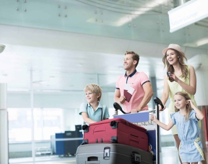 02/07/2019 Trucos para el éxito de los viajes en familia.

de la planificación y de los preparativos hechos entre todos, comienza la aventura. Parte del éxito de las vacaciones está en que ser capaces de transformar el nuevo y transitorio domicilio familiar, en nuestro hogar. Lo básico debe seguir inalterable. Las normas de convivencia y de respeto no cambian con la estación. Los horarios de comida, así como de entrada y salida de casa se deben cumplir con la misma diligencia que durante el resto del año. Todos seguimos compartiendo el espacio y debemos seguir pendientes unos de otros.

SOCIEDAD
ISTOCK