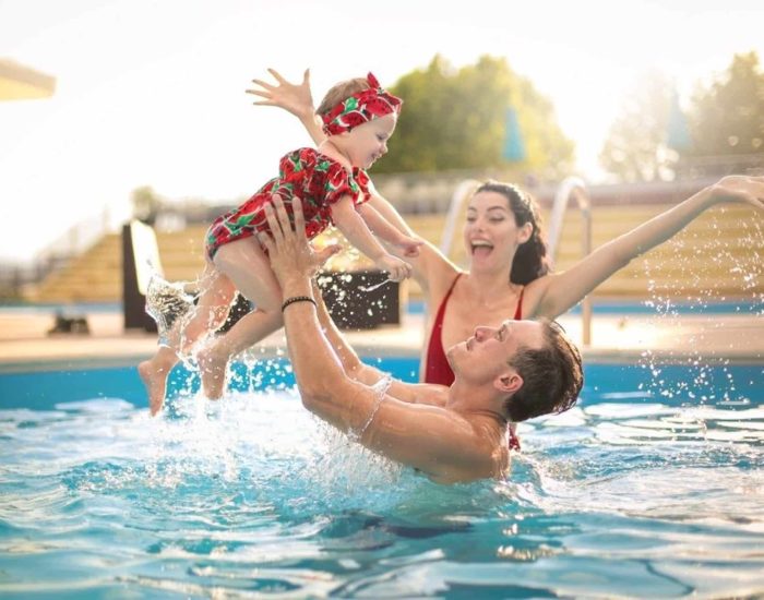 05/07/2019 Las primeras vacaciones con tu bebé.

está aquí el verano y es tiempo de disfrutar. Sin embargo, tu bebé no ha cumplido aún un año y el verano conlleva ciertos riesgos para él, ya que es mucho más sensible a las altas temperaturas, al sol, a los cambios de rutinas, al cloro de la piscina, a las corrientes de aire... Con unos pocos cuidados y unas recomendaciones a tener en cuenta, el verano puede convertirse en una época ideal para los bebés y por consiguiente, para ti.

SOCIEDAD
ISTOCK