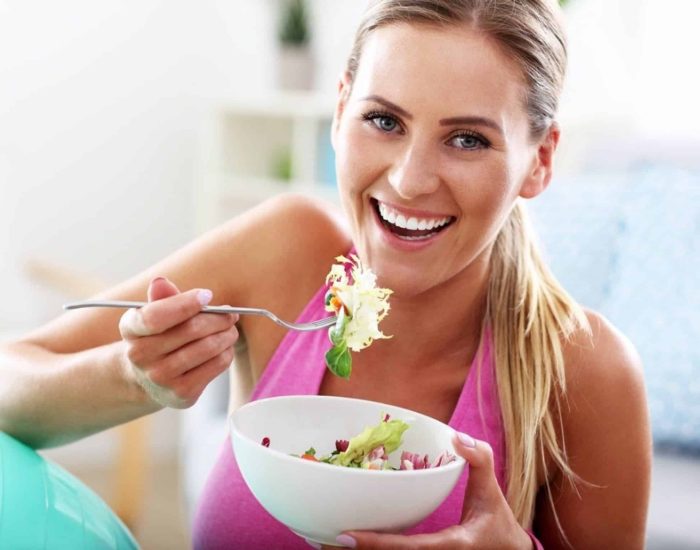 10/07/2019 Ideas para hacer aún más ligera tu dieta de verano.

verano es una época en la que relajamos o cambiamos del todo algunas de  nuestras costumbres diarias. Si hablamos de alimentación, las vacaciones nos inducen a picar más y a  comer peor en algunas ocasiones. Si además tenemos tendencia a coger peso, frecuentemente solemos cometer el error de decidir que ya nos volveremos a preocupar por este incomodo asunto cuando volvamos a nuestra rutina habitual en otoño. Este un patrón mental equivocado que  es difícil cambiar, explica el nutricionista José Luís Sambeat, quien recomienda no olvidar la báscula y  pesarse durante estos meses, para no llevarse un gran susto en septiembre.

SOCIEDAD
ISTOCK