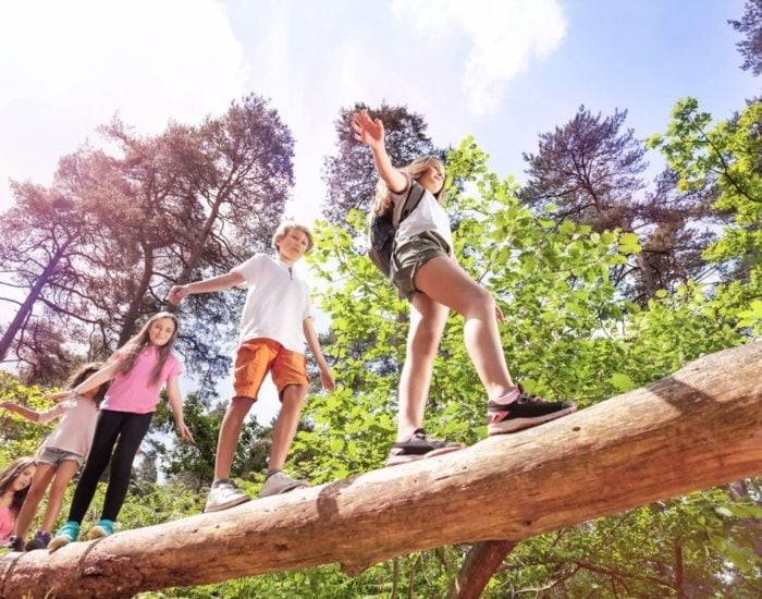 11/07/2019 Ideas para convencer a tus hijos para salir de casa y alejarles de las pantallas.

calor sofocante de la calle, el ruido orquestado de los aires acondicionados de todo el vecindario, los niños corriendo y jugando... Por desgracia, este último sonido está en peligro de extinción.

SOCIEDAD
ISTOCK