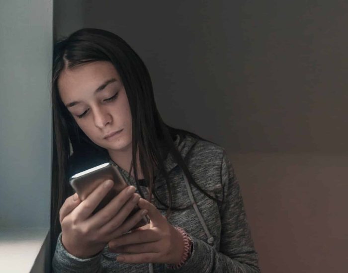 14/07/2019 Save the children advierte sobre el riesgo de las nuevas tecnologías para las relaciones interpersonales de jóvenes..

nuevas tecnologías nos han transportado a un nuevo mundo en donde encontramos todo tipo de ventajas, aunque sin embargo han aparecido nuevos peligros. El anonimato en el universo online facilita el acoso a través de estas plataformas multimedia. Un riesgo real tal y como indican desde la ONG Save the Children, quien ha realizado el informe Violencia Viral.

SOCIEDAD
ISTOCK