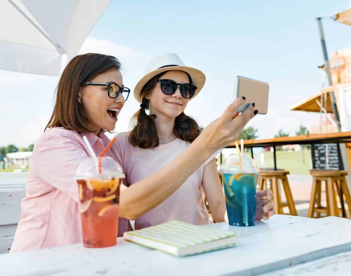 19/07/2018 La nueva realidad de los adolescentes: vivir conectados.

Seamos realistas: durante este tramo de su adolescencia ya no tendremos nada práctico que enseñarle a nuestros hijos sobre el funcionamiento del teléfono. Además, al cumplir los 15, prácticamente el 94% de los jóvenes posee un dispositivo propio, lo que significa que habrá cortado definitivamente el cordón umbilical tecnológico.

SOCIEDAD
ISTOCK