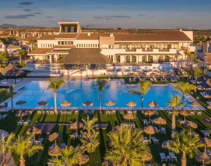 22/07/2019 Bienestar de ensueño para tus vacaciones en Hotel Sheraton Hacienda del Álamo Golf&Spa Resort.

uno disponemos de un umbral de felicidad en nuestra zona de confort. Quienes lo tienen muy alto son muy exigentes a la hora de contratar sus vacaciones porque su objetivo es disfrutar del bienestar en un entorno único y con las mejores prestaciones en cuanto a calidad y confort.

SOCIEDAD
HOTEL SHERATON HACIENDA DEL ÁLAMO GOLF&SPA RESORT