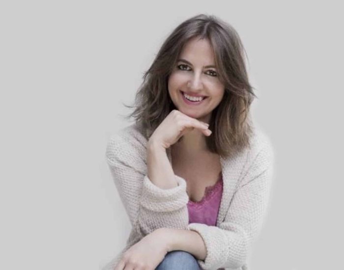 26/07/2019 Entrevista a la psicóloga Alicia Banderas, autora del libro Niños sobreestimulados.

quiere tener una cita con el aburrimiento. El deseado tiempo libre se hace demasiado largo y pesado y tratamos de llenarlo con actividades, tanto para nosotros como para nuestros hijos. Así, entramos en un bucle de sobreestimulación que nos obliga, o mejor dicho, que propiciamos por inercia, del que no sabemos salir. Hemos hablado con la psicóloga Alicia Banderas que trata este tema en su libro Niños sobreestimulados. Cómo educarlos con calma y protegerlos de los peligros que esconden las tecnologías (Cúpula, 2017).

SOCIEDAD
ALICIA BANDERAS